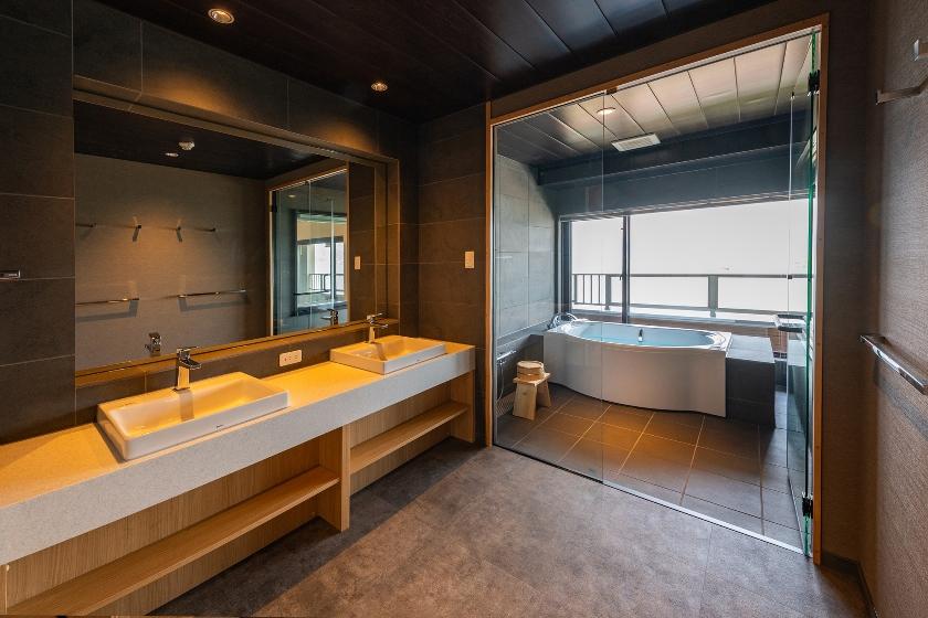 2025NEW【湖正面　露天風呂付（温泉）モダン和洋室（60平米）禁煙】