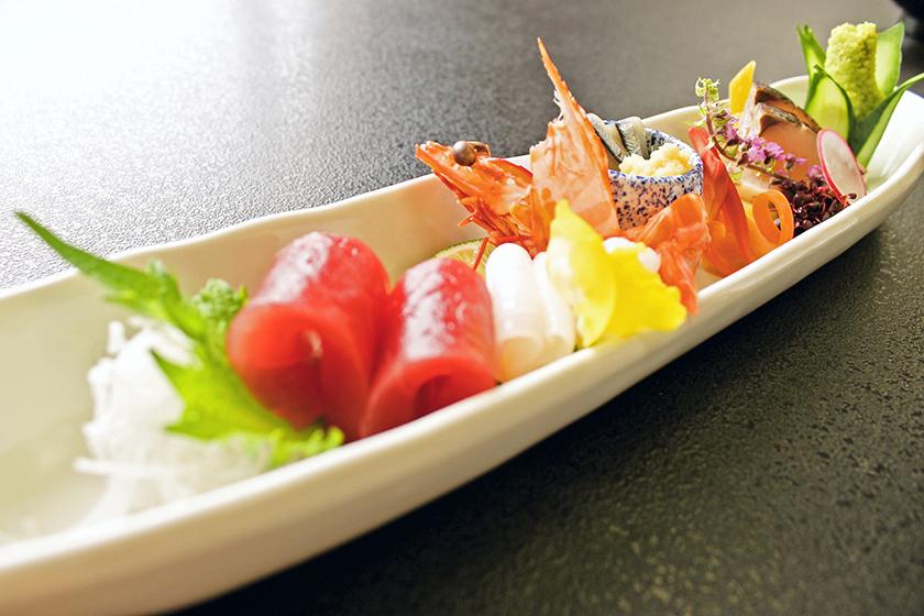 ＜活き鮑の踊り焼き・牛すき鍋・鮮魚六種盛り＞贅を尽くす夏の味覚会席「華やぎ会席」　＜6月～9月＞