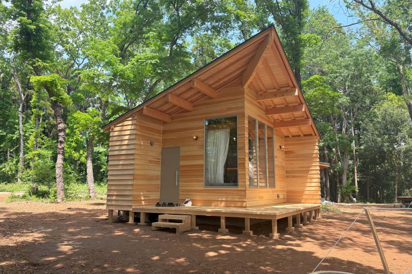 【1日1組限定】キャビン / 木のぬくもりに包まれる安心空間（ダブルベッド×1、シングルベッド×2）