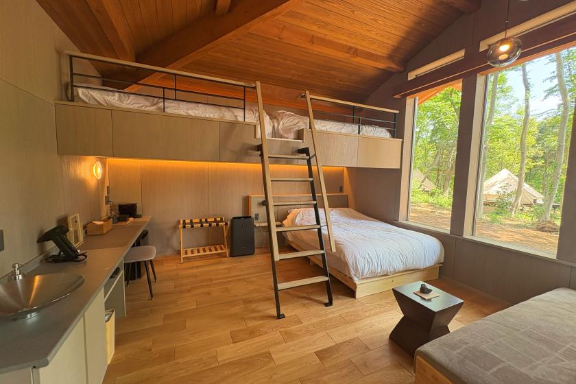 【1日1組限定】キャビン / 木のぬくもりに包まれる安心空間（ダブルベッド×1、シングルベッド×2）