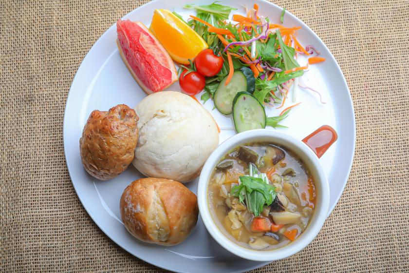 【朝食付】ホットドッグと手作り食べるスープで始まる1日を！【ハーフビュッフェ】