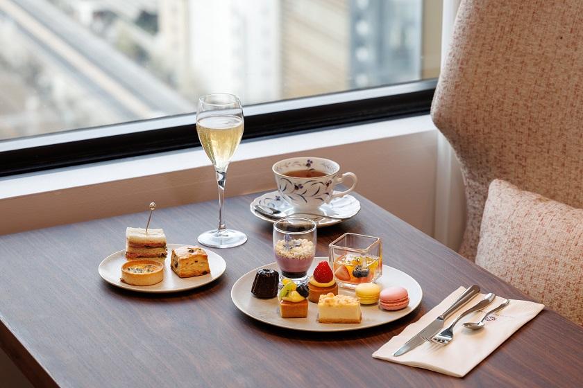 【ホテル最上階クラブラウンジ利用確約】プロポーズにもおすすめ 12本の薔薇の花束＆シャンパン＆フルーツプレート付（食事なし）