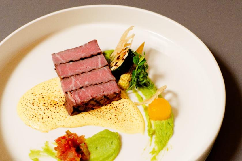 【初夏を彩る欧州フェア】セミブッフェ×選べるメイン☆屋内外プールも利用OK♪＜朝・夕の2食付＞