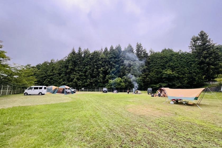 「ないからこそ、心が動く」 電源も、水道も、整った施設もない。 でもここには、野はらと風と、星の輝きがある。 子どもも、大人も、思いきり自由に過ごせる場所。 117㎡ワイド区画