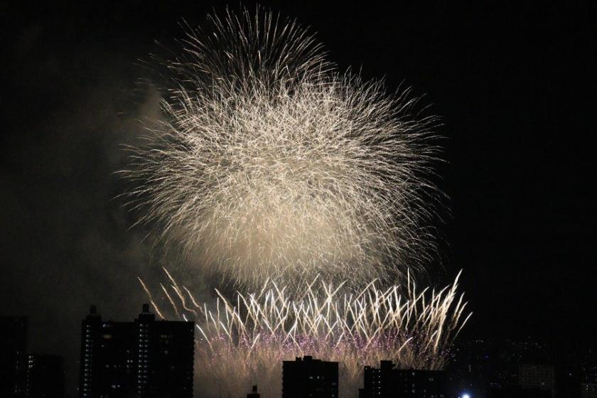【8月28日・部屋数限定】花火大会の夜を贅沢に♪  2面の大きな窓の角部屋が特等席！夏の花火観賞をウェルカムドリンクとともに楽しむ特別プラン（食事なし）