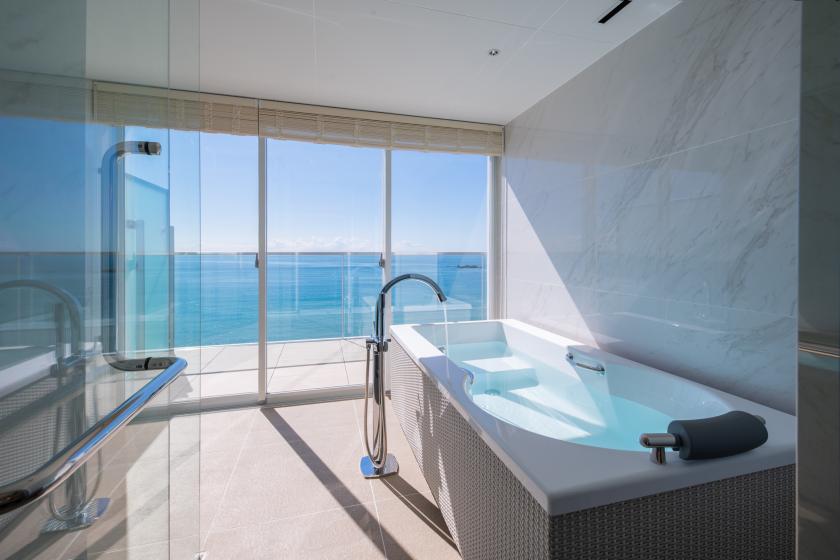 デラックスバルコニースイート< 3名定員> （客室66平米＋バルコニー12平米）