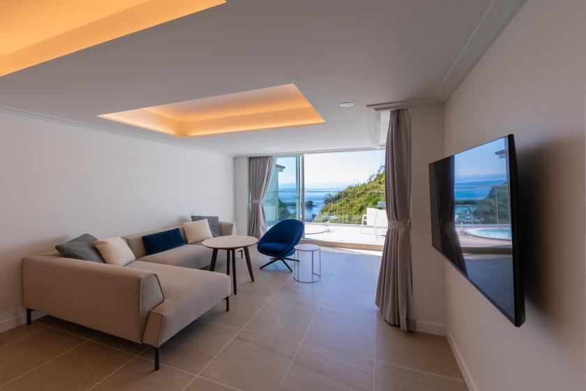 デラックスジャグジースイート（客室66平米＋バルコニー14平米、屋外ジャグジー付き）