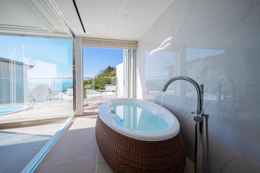 デラックスジャグジースイート（客室66平米＋バルコニー14平米、屋外ジャグジー付き）