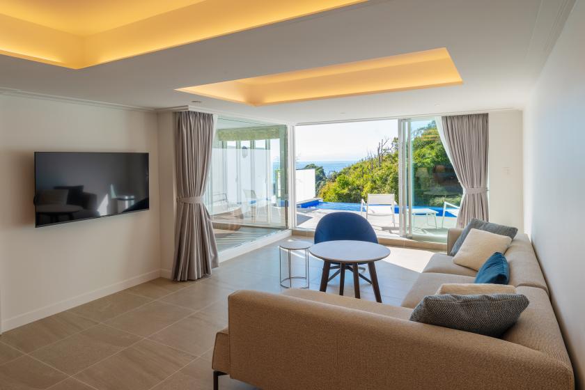 デラックスプールスイート（客室69平米＋バルコニー16平米、屋外プール付き）