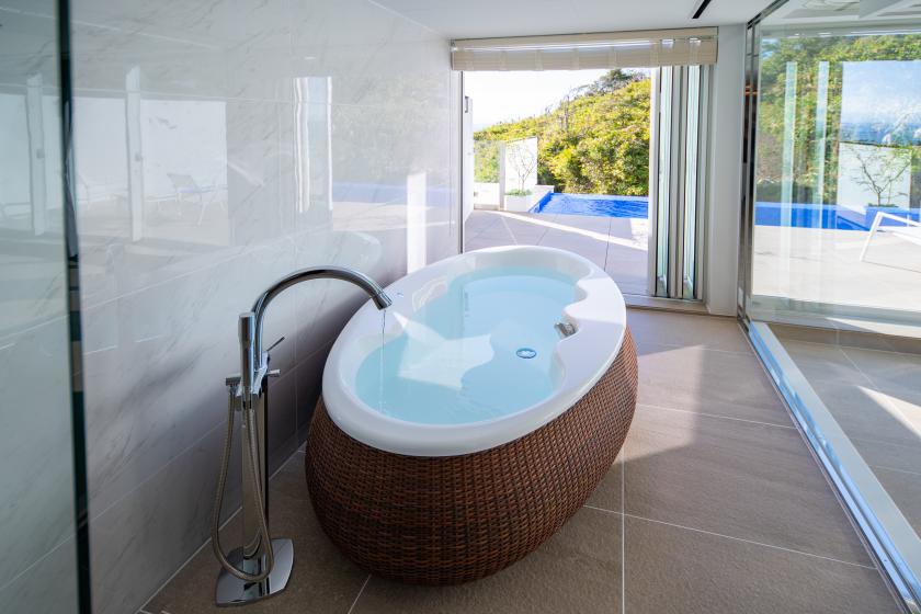 デラックスプールスイート（客室69平米＋バルコニー16平米、屋外プール付き）