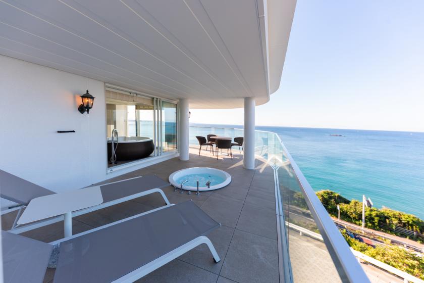 コーナージャグジースイート（客室57平米＋テラス33平米、屋外ジャグジー付き）