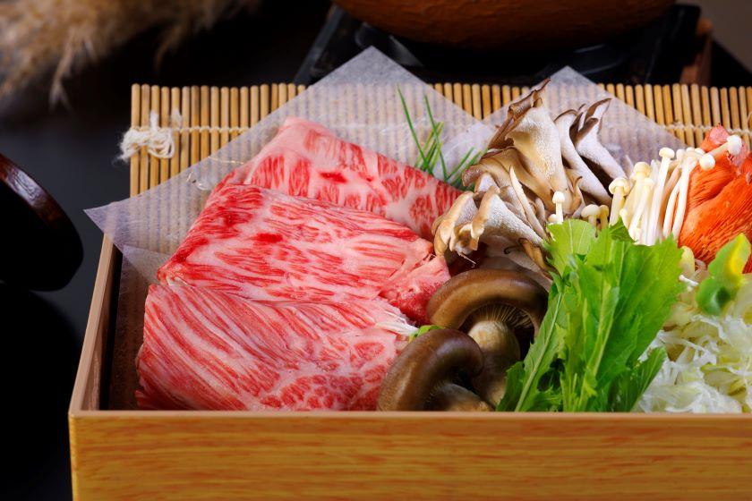 在国家级有形文化遗产建筑内，尽享美食体验：和牛、招牌三河屋火锅，以及以时令食材烹制的怀石料理。入住私人温泉旅馆（含晚餐和早餐），感受箱根的自然与历史。
