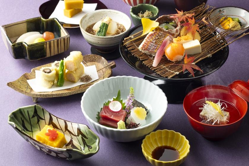 【日帰り/ディナー付き】旧御用邸　菊華荘のご夕食と源泉100％温泉付お部屋休憩＋スパ＋天然温泉プール＜8時間ステイ＞