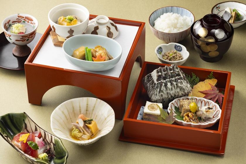 【日帰り/ランチ付き】“献上御膳”と源泉100％温泉付お部屋休憩＋スパ＋天然温泉プール ＜8時間ステイ＞