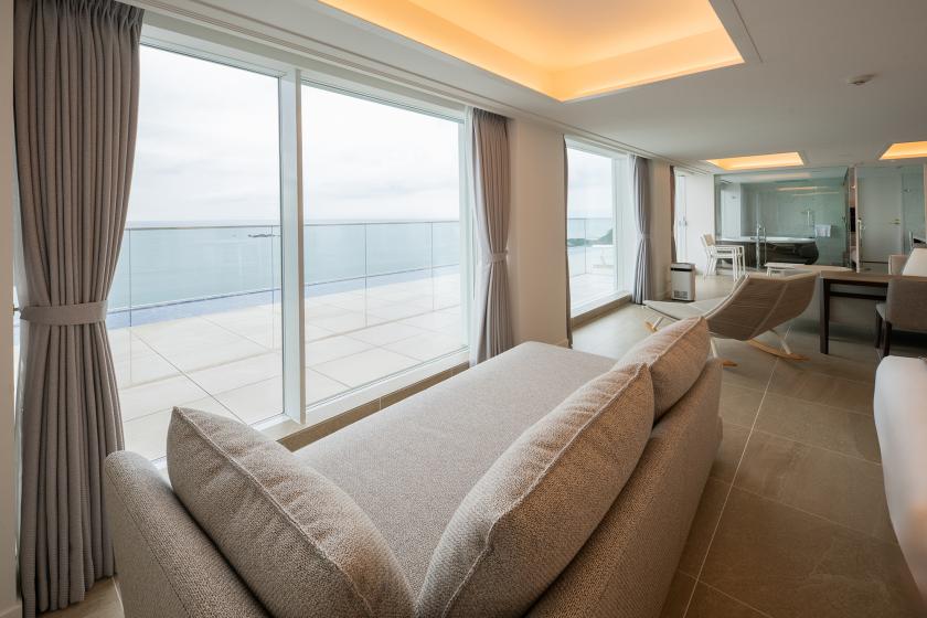 ルーフトップテラススイート（客室87平米＋ルーフトップ水盤テラス40平米）