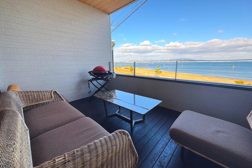 ＜素泊まり＞開放感のあるダイニングと海を望む広いテラス　潮風を感じながら仲間や家族との時間を満喫