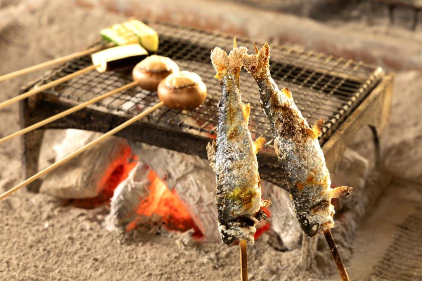 【2食付（炭火焼）】川魚の塩焼きと国産牛を堪能。五感を刺激する囲炉裏ディナーコース「山海」。