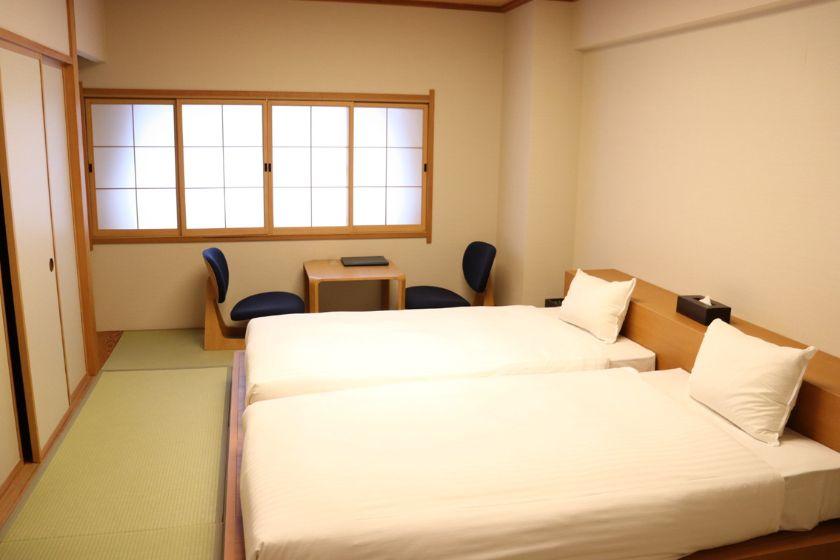 本館 和室10畳街側 + 和ベッド