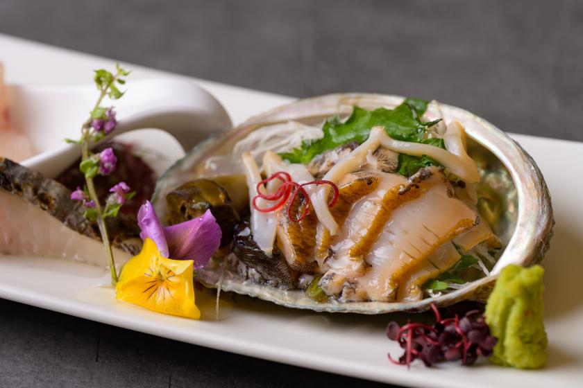 遅めチェックインの方必見！【夕食は後半席（20時前後確約）で最大2,200円OFF】伊勢海老・鮑付　味覚プランをお得に堪能