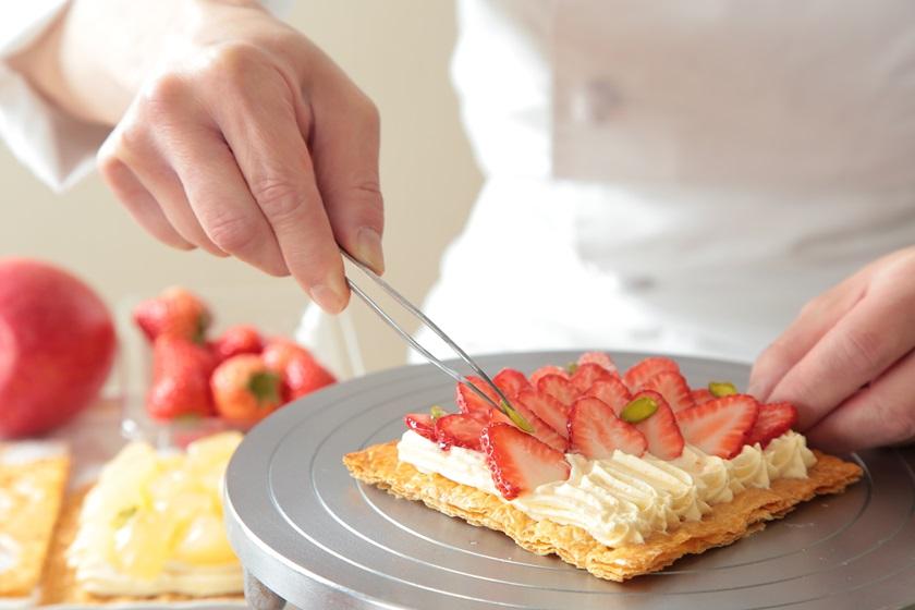 【4/16リニューアルオープン！フラワーカフェ “サロン・ド・テ  ロザージュ”の新定番スイーツ付きプラン（1泊朝食付き）】
