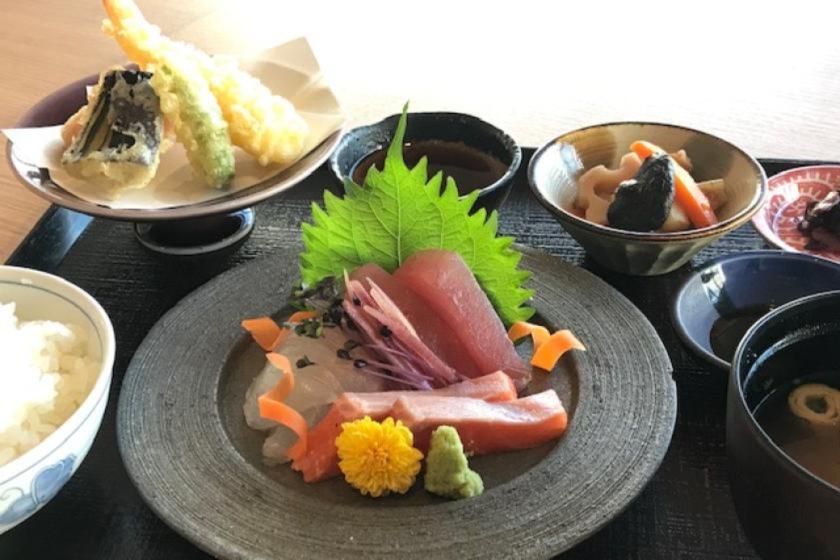 【西安海鲜套餐】享用日式生鱼片和天妇罗晚餐，并在天然温泉中放松身心。<包含晚餐和早餐>