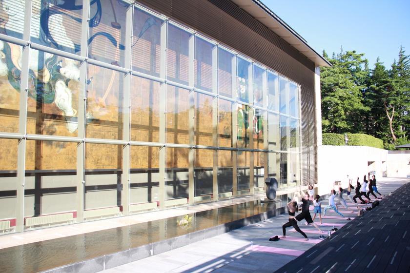  ≪8月2日(日)・8月23日(日)開催≫【岡田美術館 大壁画「風・刻」前で楽しむ「早朝ヨガ」席確約】三河屋ナイトラウンジ付　箱根の自然と歴史に触れる自家源泉の湯宿（夕朝食付き）