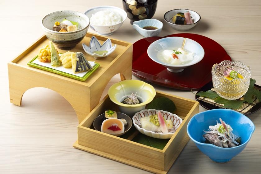 【日帰り/ランチ付き】“献上御膳”と源泉100％温泉付お部屋休憩＋スパ＋天然温泉プール ＜8時間ステイ＞