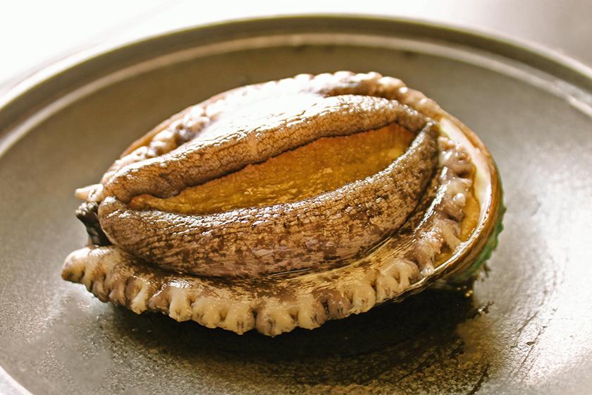 ＜活き鮑の踊り焼き・牛ロースすき鍋・鮮魚六種盛り＞秋の極み「秋月会席」　＜10月～11月＞