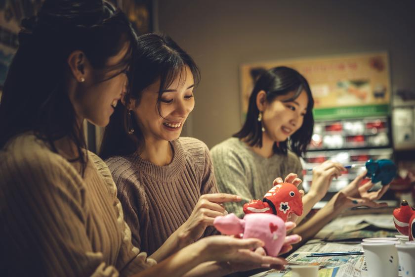 【福福赤べこルーム】赤べこに包まれたお部屋で過ごす特別な一夜　絵付け体験やオリジナルガチャコイン付きプラン