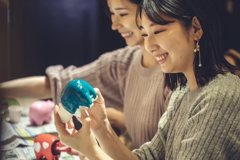 【福福赤べこルーム】赤べこに包まれたお部屋で過ごす特別な一夜　絵付け体験やオリジナルガチャコイン付きプラン