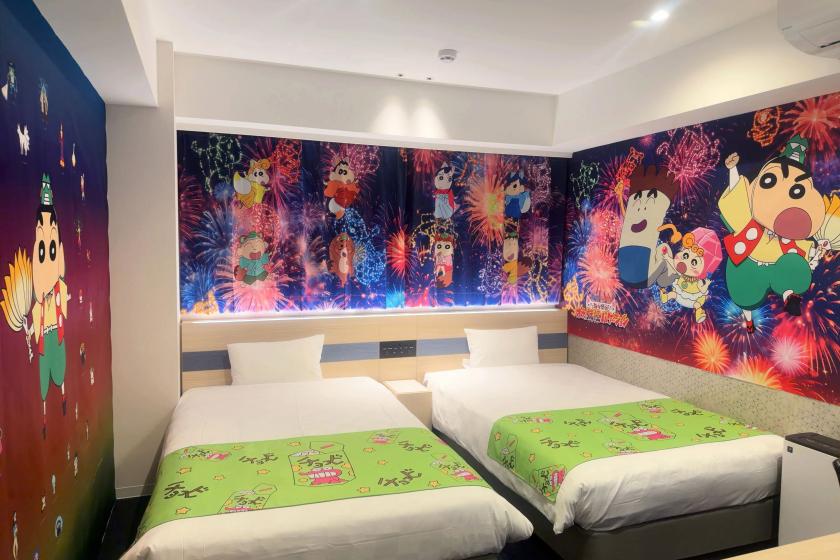 与电影《蜡笔小新：奇妙的妖怪假期》联动！包含原创限定版周边商品！仅限客房。
