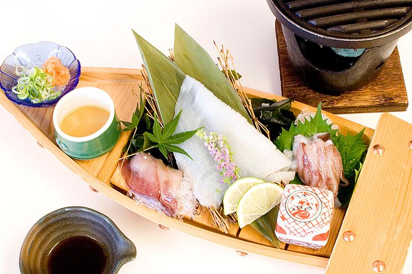 美食プレートと地元のお肉3種と姿烏賊(1人で1匹)